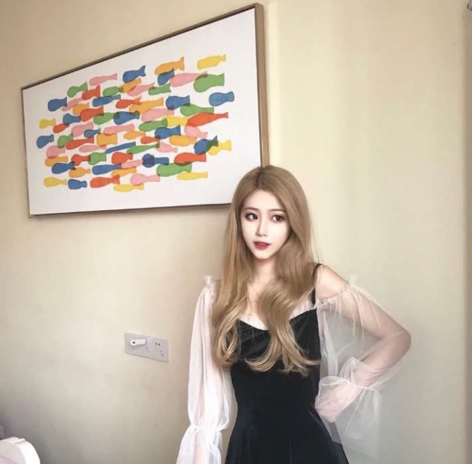 胸大臀圆的兼职学妹